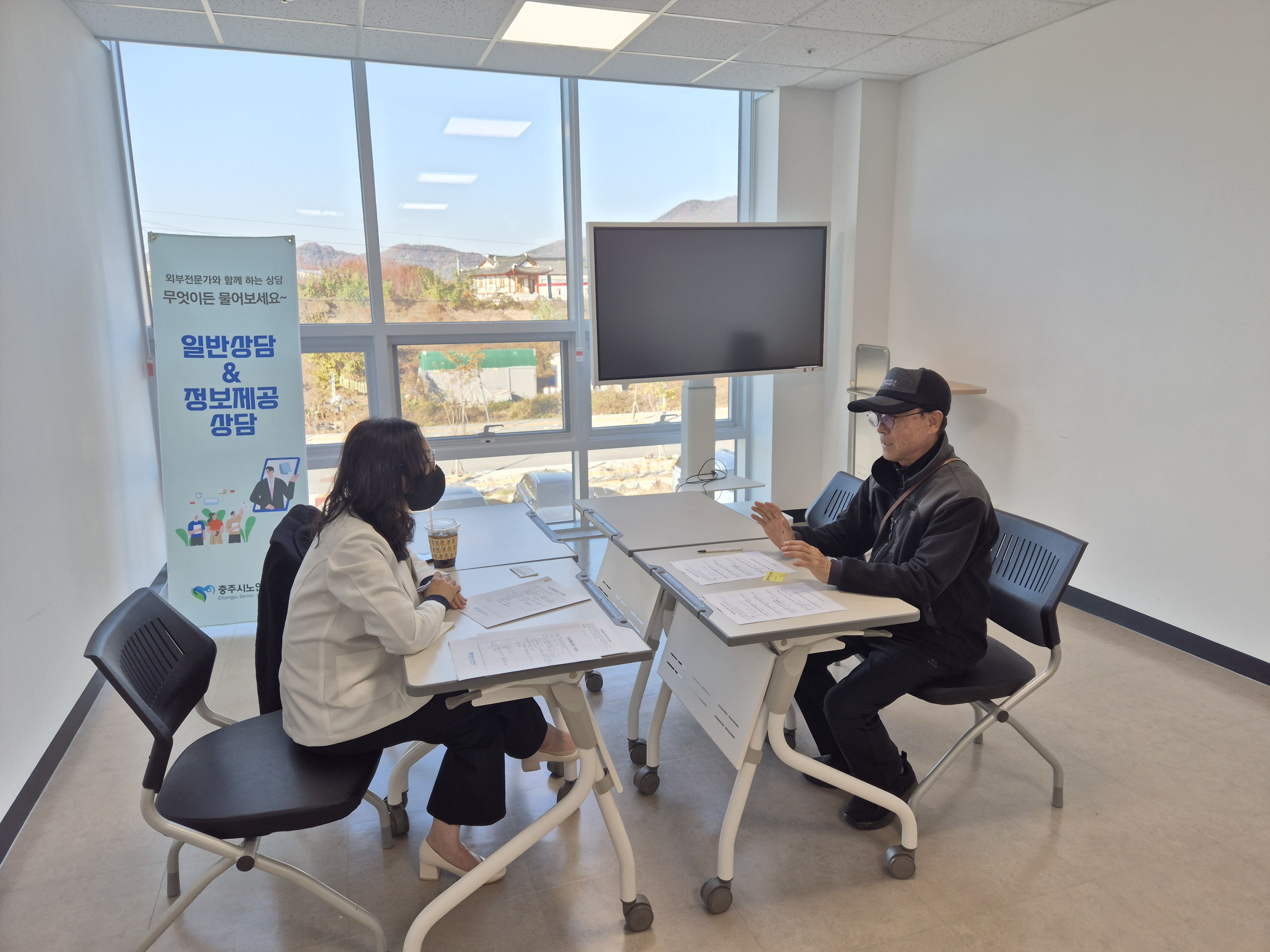 11.17 25년 4분기 정보제공상담 '환절기 노인성 질환 상담' 실시.jpg