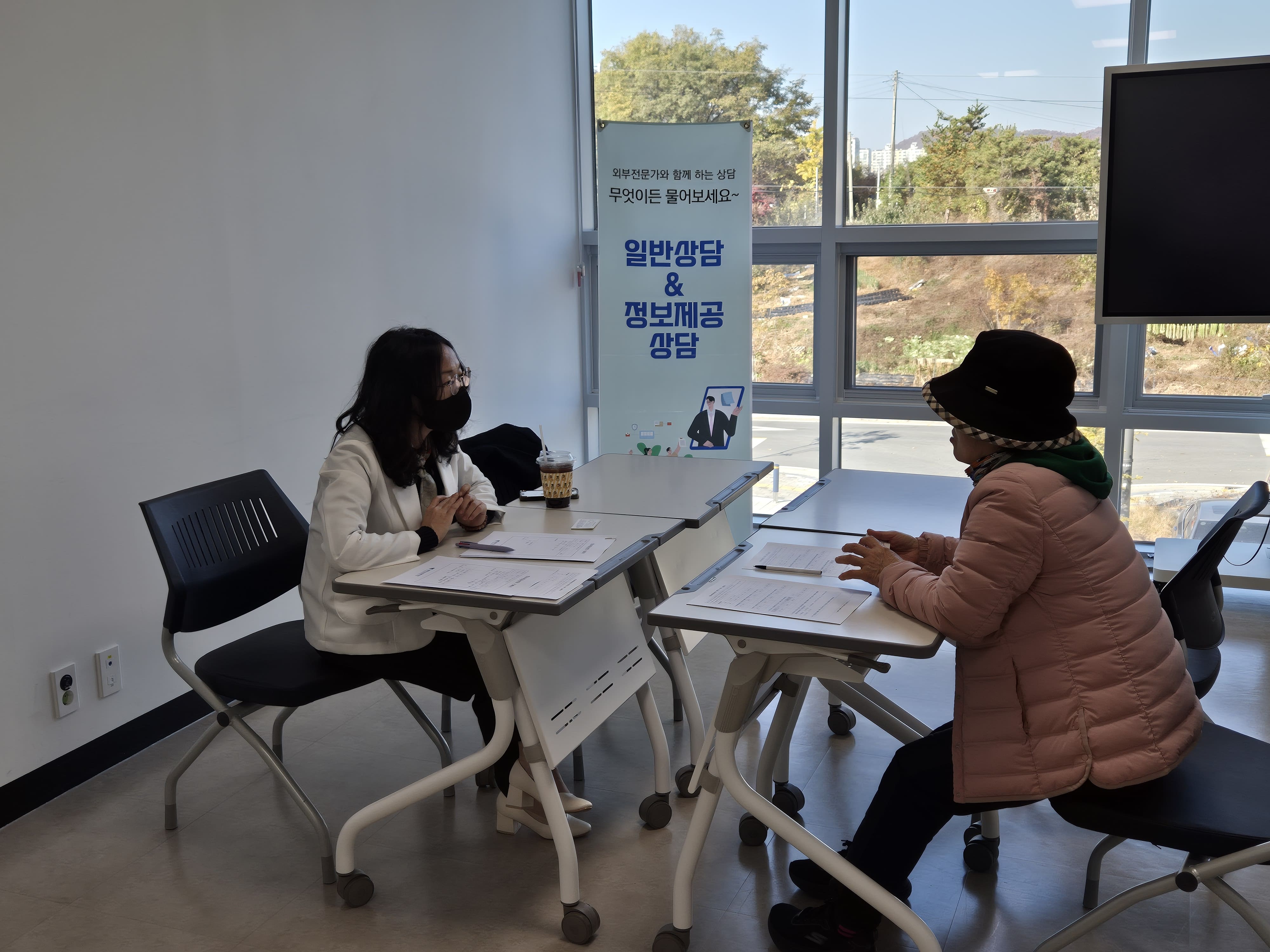 11.17 25년 4분기 정보제공상담 '환절기 노인성 질환 상담' 실시2.jpg