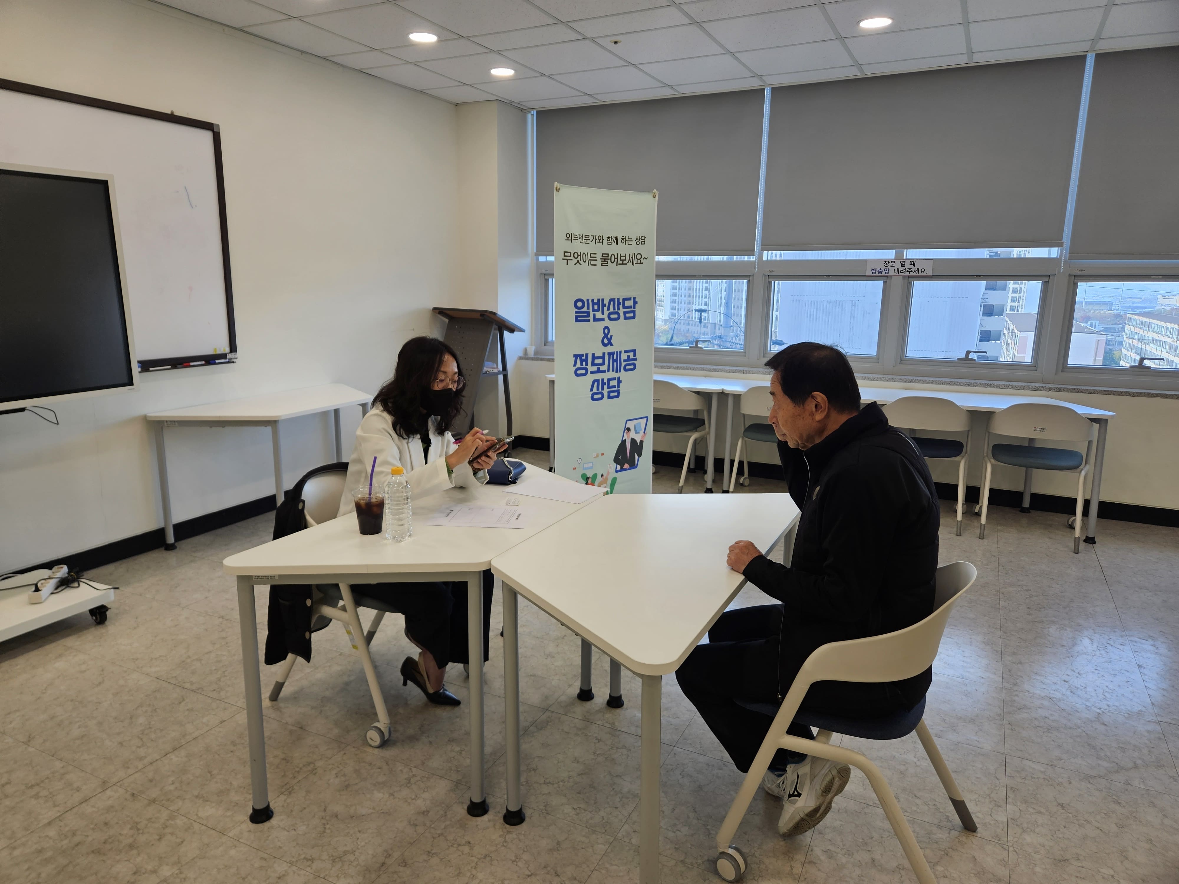 11.17 25년 4분기 정보제공상담 '환절기 노인성 질환 상담' 실시6.jpg